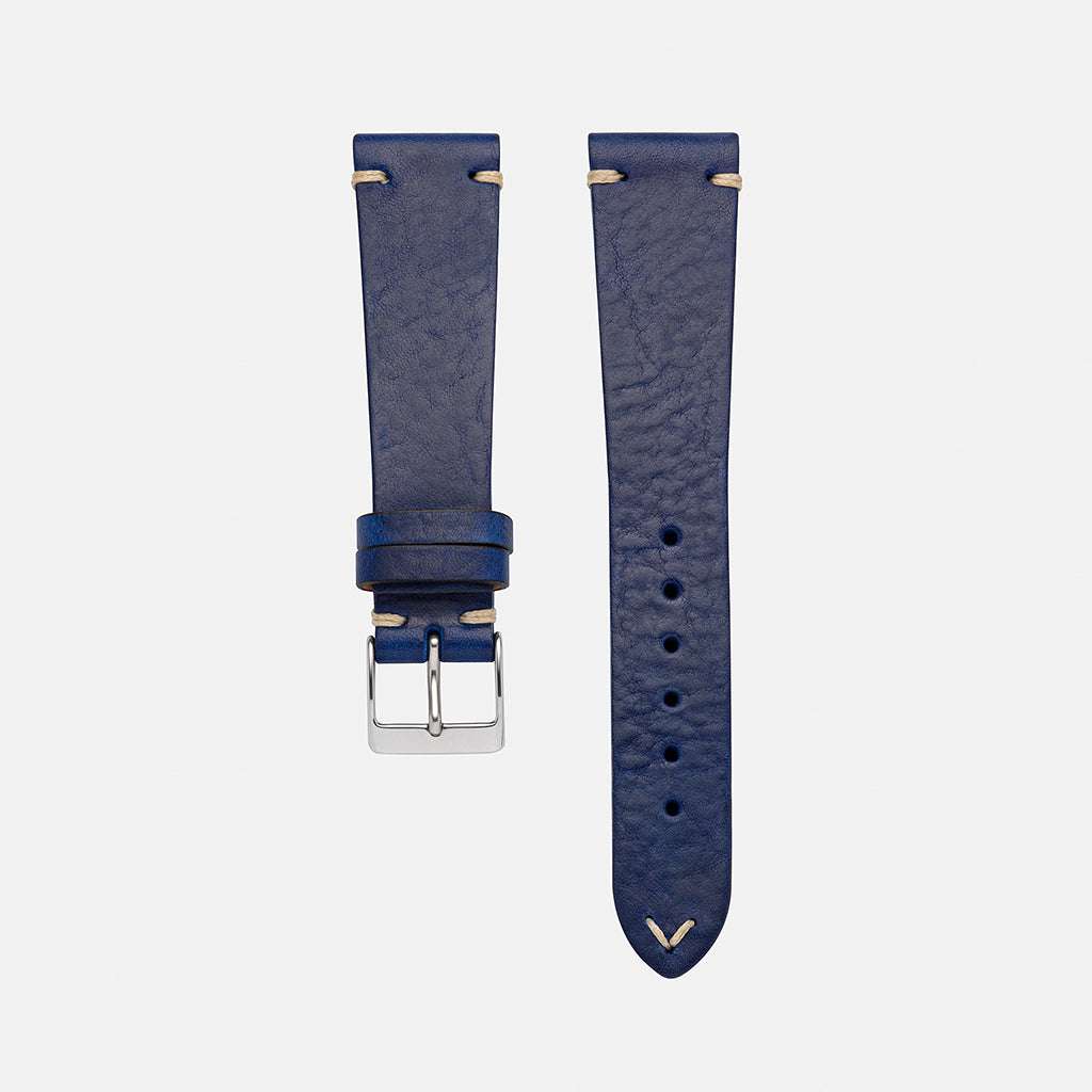 Blaues Uhrenarmband aus hochwertigem vegetabil gegerbtem Rindleder – Vorderansicht des strapazierfähigen, handgefertigten Uhrenarmbands, das aus einem einzigen Stück toskanischem Rindleder gefertigt wurde und durch pflanzliche Tannine nachhaltig gegerbt wird