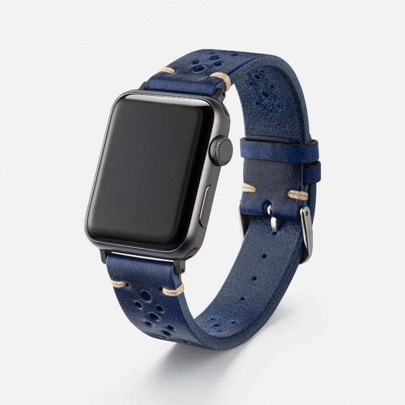 Blaues vegetabil gegerbtes Apple Watch Armband mit Racing-Löchern – Handgefertigtes, strapazierfähiges Lederarmband mit Racing-Löchern, Freistelleransicht mit Apple Watch, Made in Germany