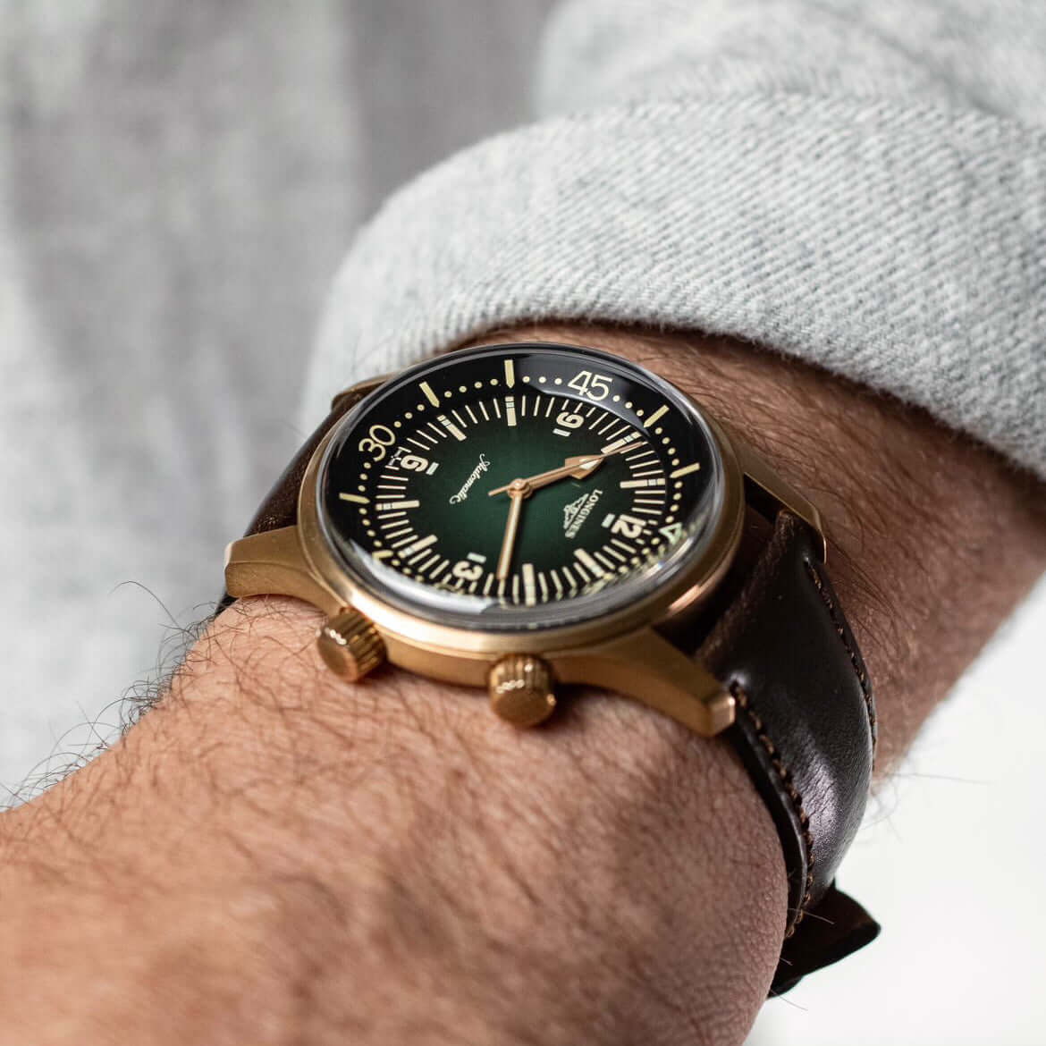 Mann trägt Yorkshire Uhrenarmband – Bridle-Leder & Zermatt-Kalbleder von Haas