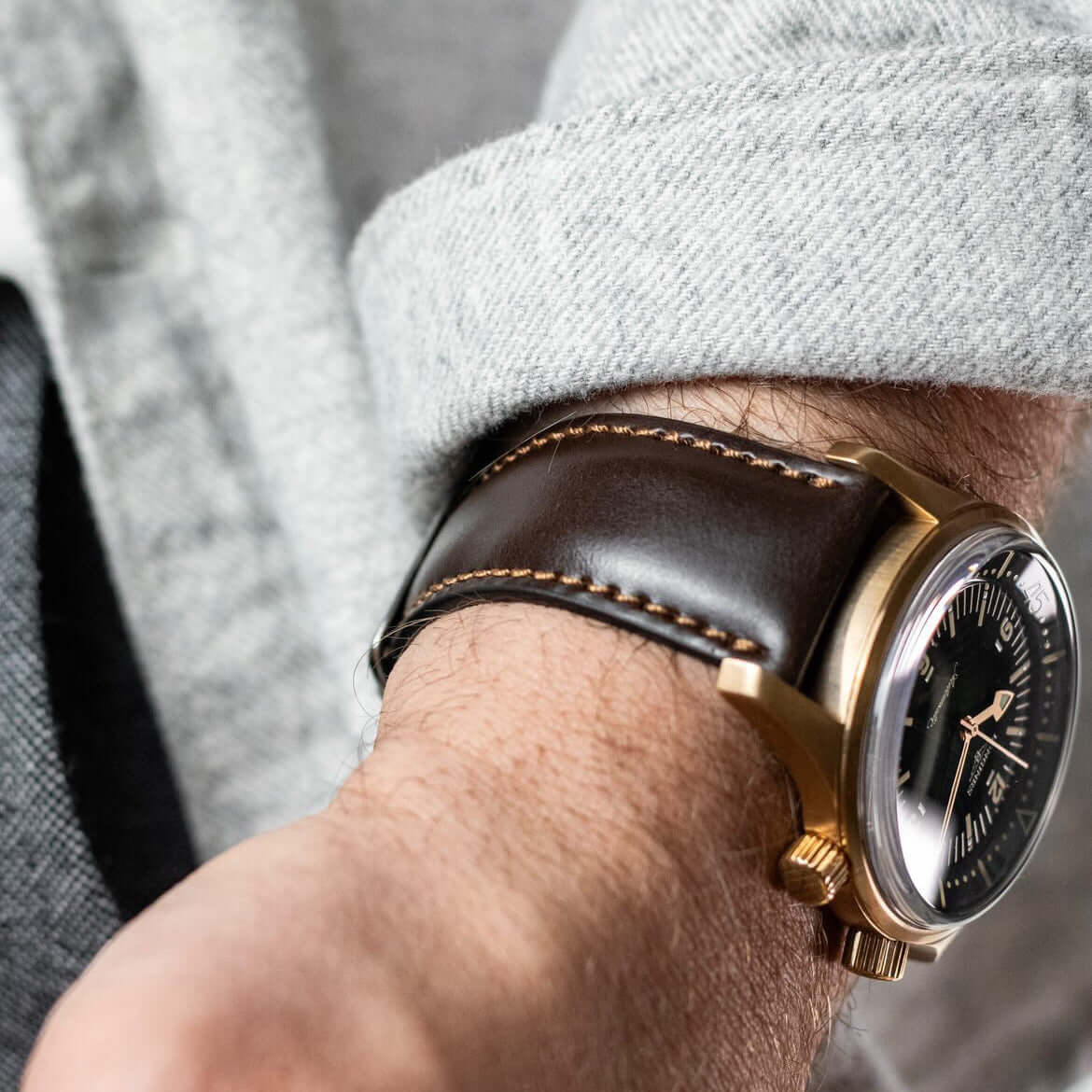 Yorkshire Uhrenarmband – Bridle-Leder & Zermatt-Kalbleder von Haas auf einem Handgelenk.