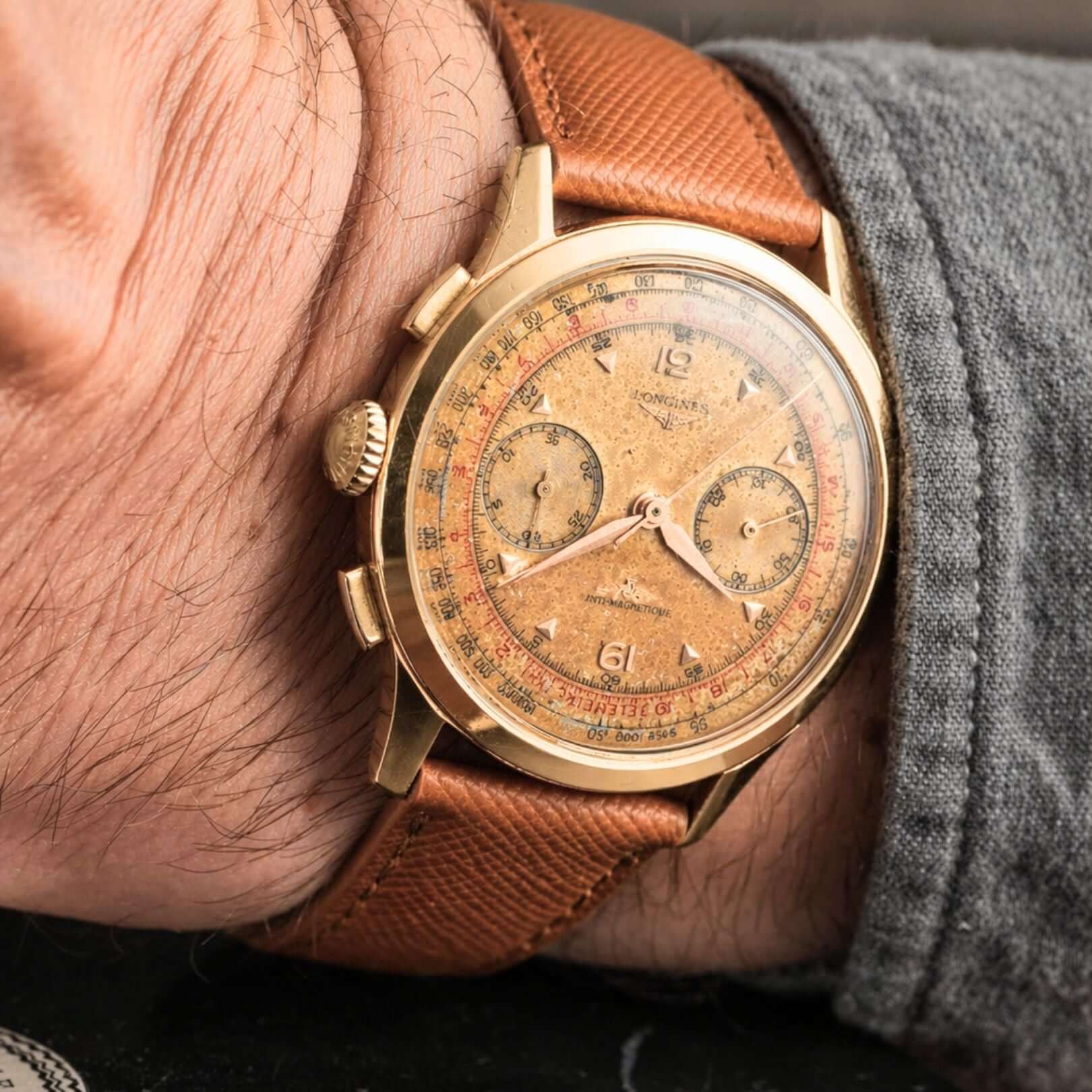 Saffiano – Uhrenarmband mit charakteristischer Saffiano Kreuzprägung an Longines Vintage Gold Chronograph Uhr.