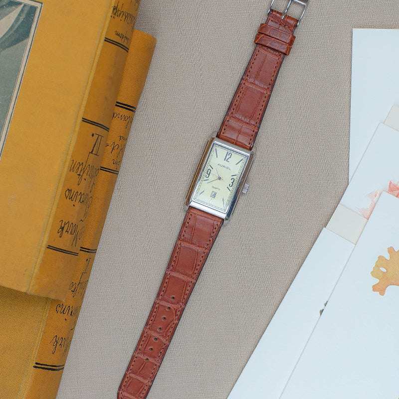 Cognacfarbenes Fluco Alligatorleder Uhrenarmband an Auriol Quartz Uhr – Detailaufnahme der Uhr mit hochwertigem, strapazierfähigem cognacfarbenem Alligatorlederarmband, ideal für elegante Zeitmesser wie die Auriol Quartz