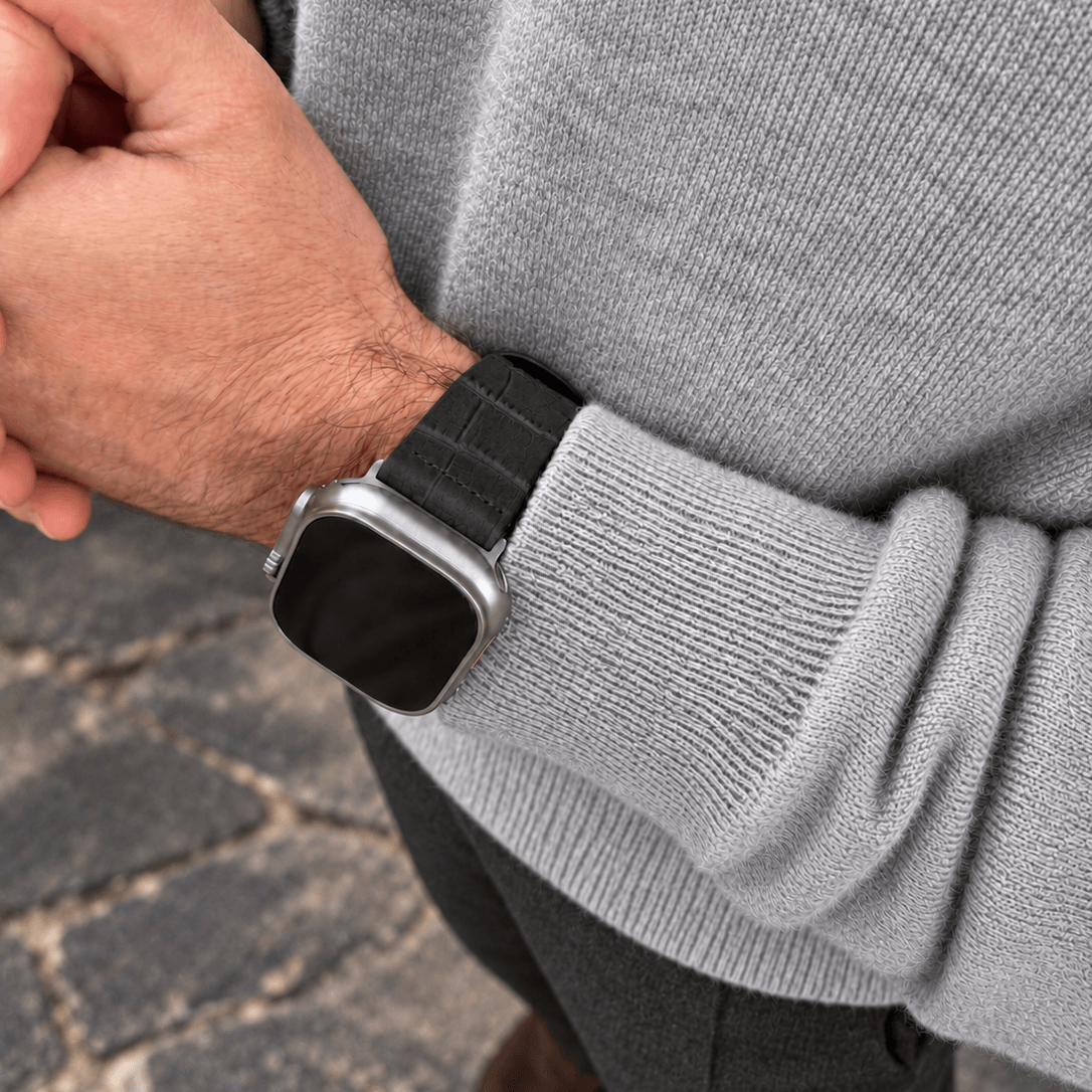 Dakkar Schwarz – 24 mm Apple Watch Ultra Lederarmband in Kroko-Optik am Handgelenk, elegantes Design.