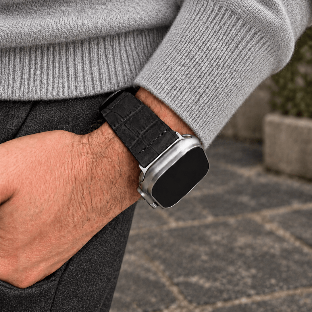Dakkar Schwarz – 24 mm Apple Watch Ultra Lederarmband in Kroko-Optik an einem Handgelenk, elegantes Design.