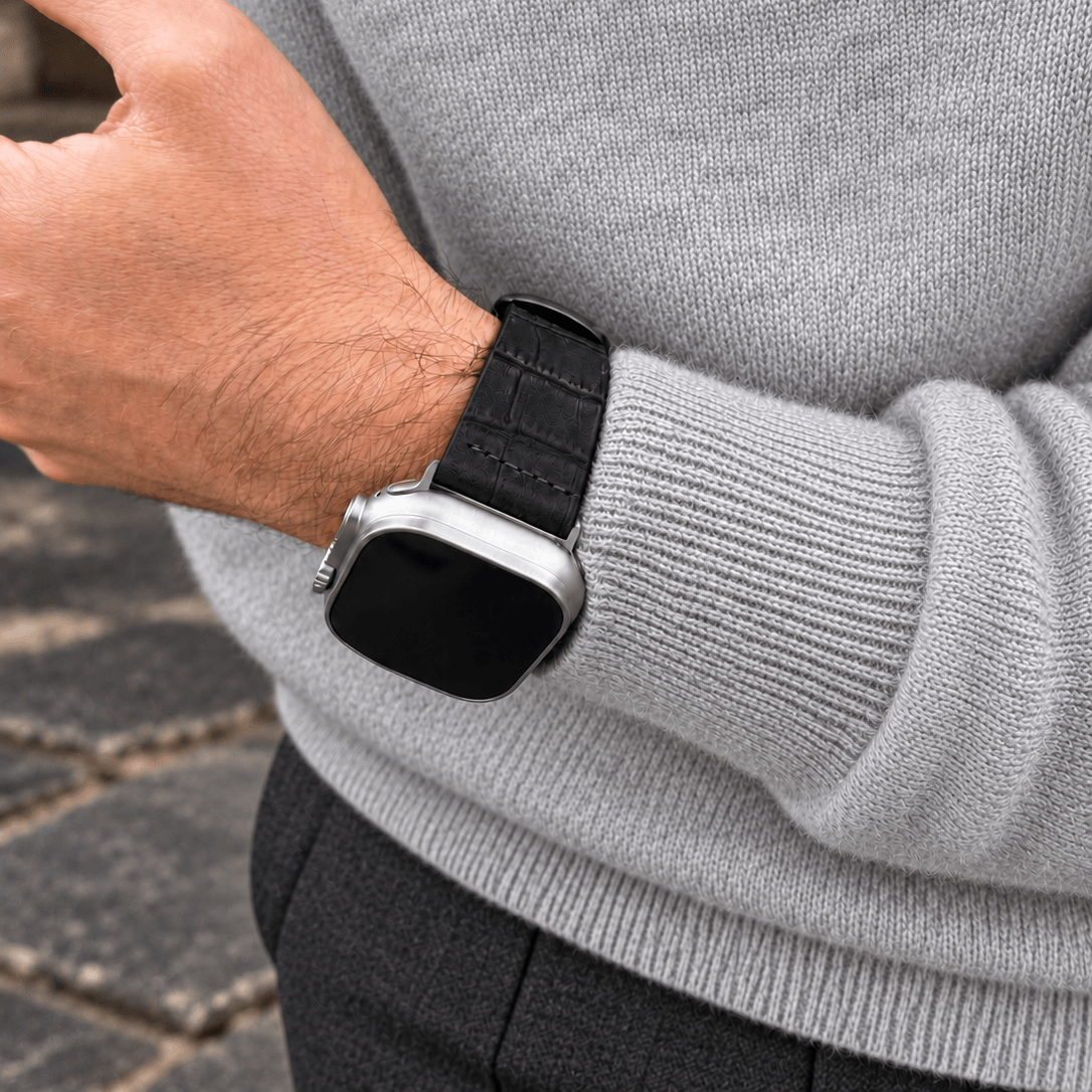 Dakkar Schwarz – 24 mm Apple Watch Ultra Lederarmband in Kroko-Optik getragen an einem Handgelenk.
