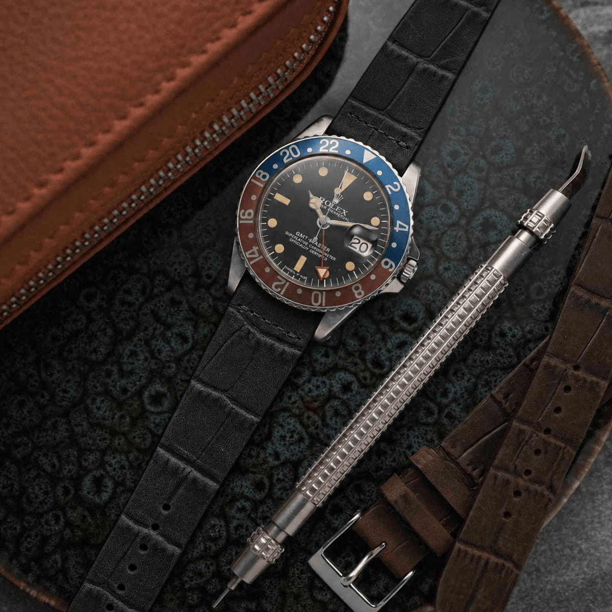 Dakkar – Uhrenarmband aus italienischem Nubukleder mit Krokoprägung und Rolex Uhr auf stilvollem Hintergrund