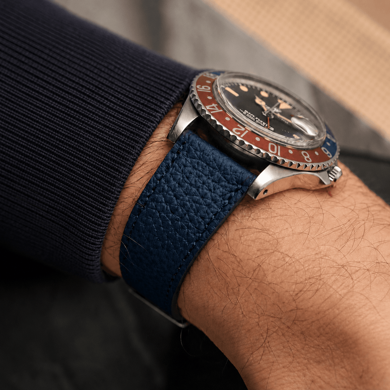 Deauville – Uhrenarmband aus deutschem Togoleder am Handgelenk mit schwarzer Uhr.