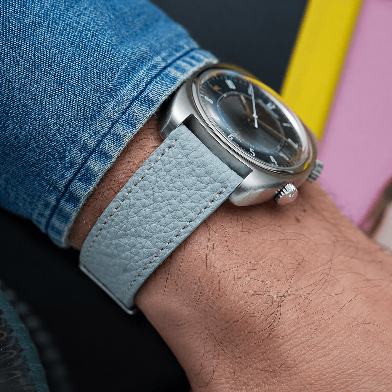 Deauville – Uhrenarmband aus deutschem Togoleder an einem Handgelenk mit Armbanduhr.