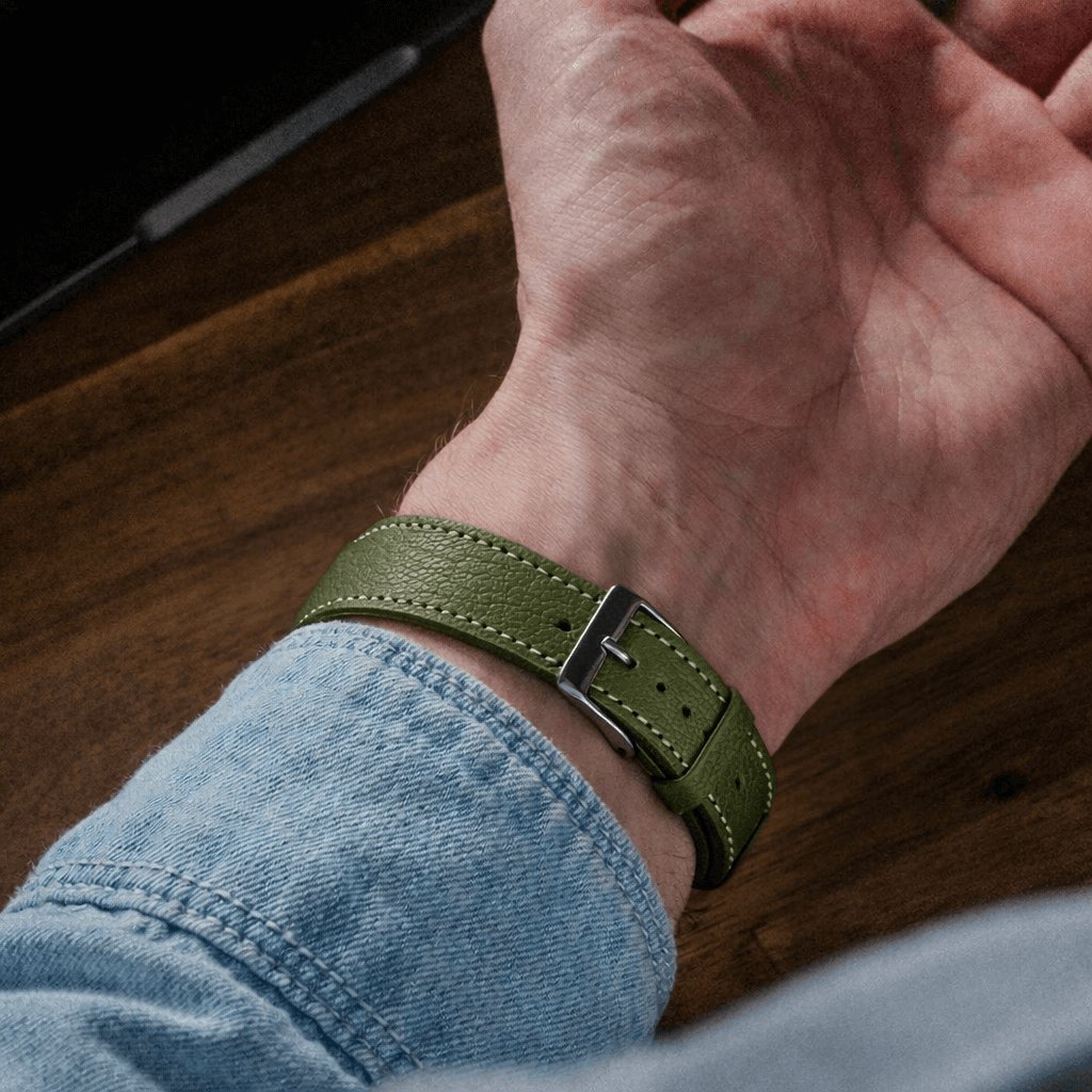 Biarritz – Uhrenarmband aus französischem Ziegenleder in grün an Handgelenk, aus edlem Leder der Gerberei Alran.