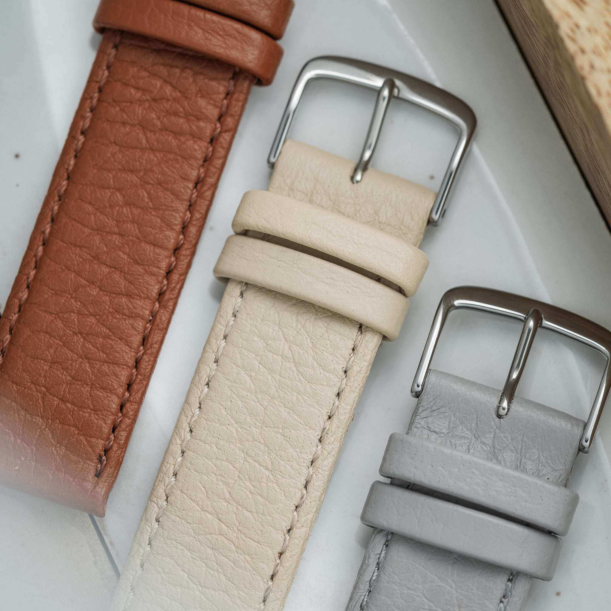 Drei hochwertige 12mm Uhrenarmbänder nebeneinander – Detailaufnahme von drei exklusiven 12mm Uhrenarmbändern aus hochwertigem Echt-Hirschleder, ideal für sportliche und elegante Uhren.