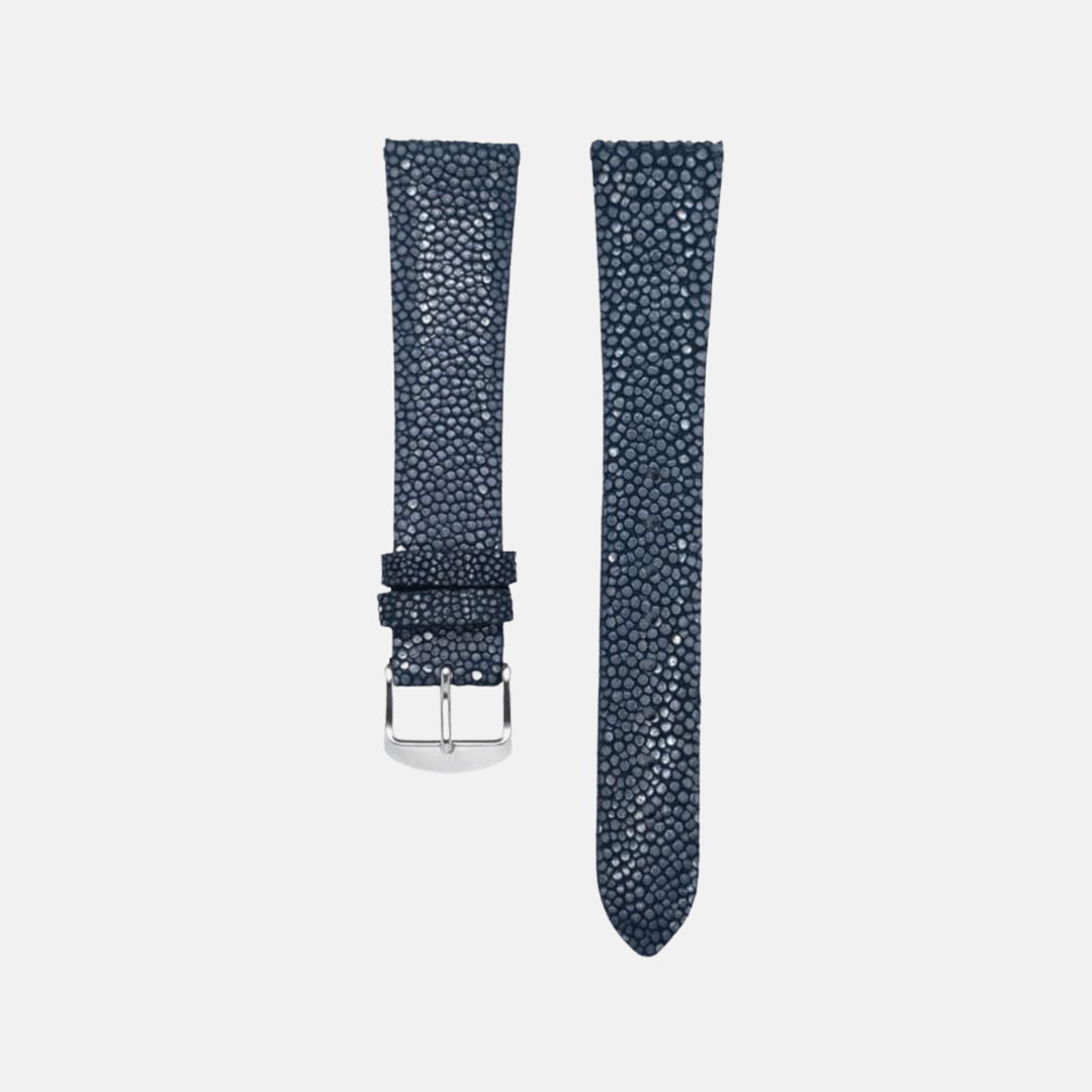 Dunkelblaues Uhrenarmband aus echtem Perlrochenleder, Freisteller, edle Textur und eleganter Look
