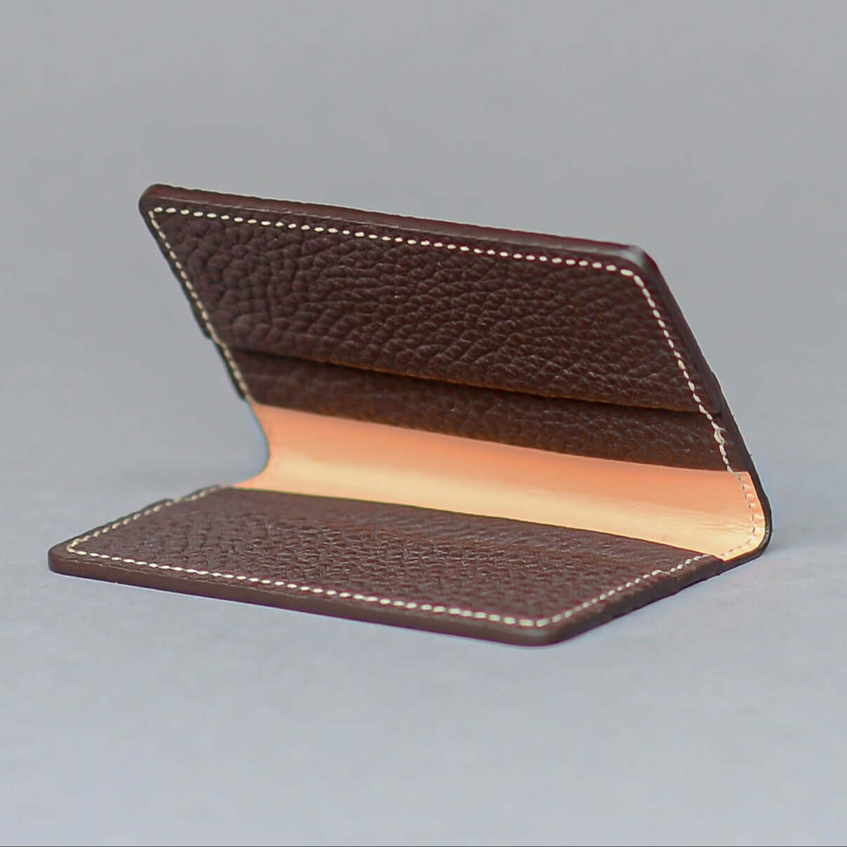 Ein schwarzes Kreditkarten Etui Leder, aufgestellt, gefertigt aus togo leder von perlinger.