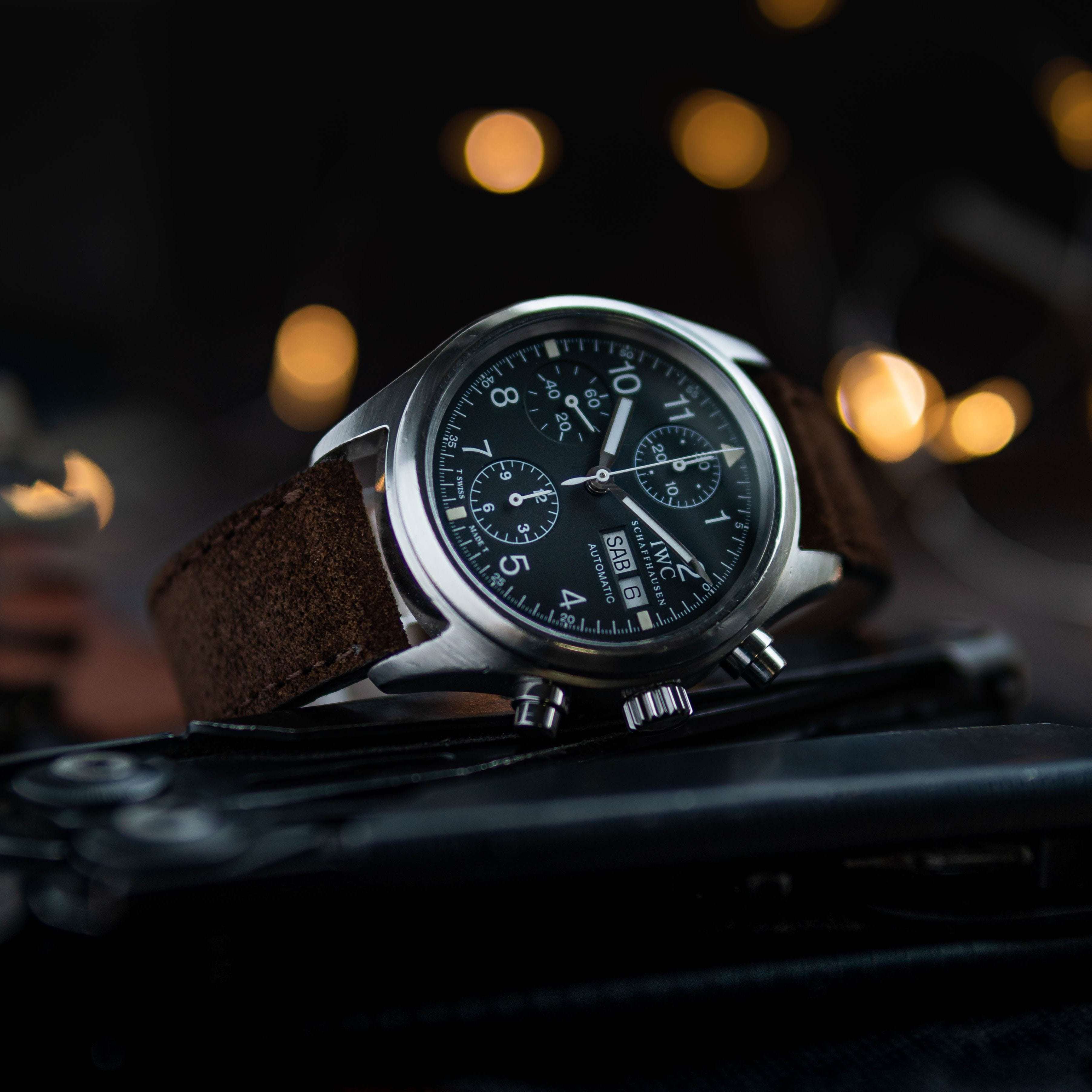 Dunkelbraunes Nizza Velourslederarmband an einer IWC Uhr, zeigt die stilvolle und hochwertige Verarbeitung des Uhrenarmbands in Kombination mit der eleganten IWC.