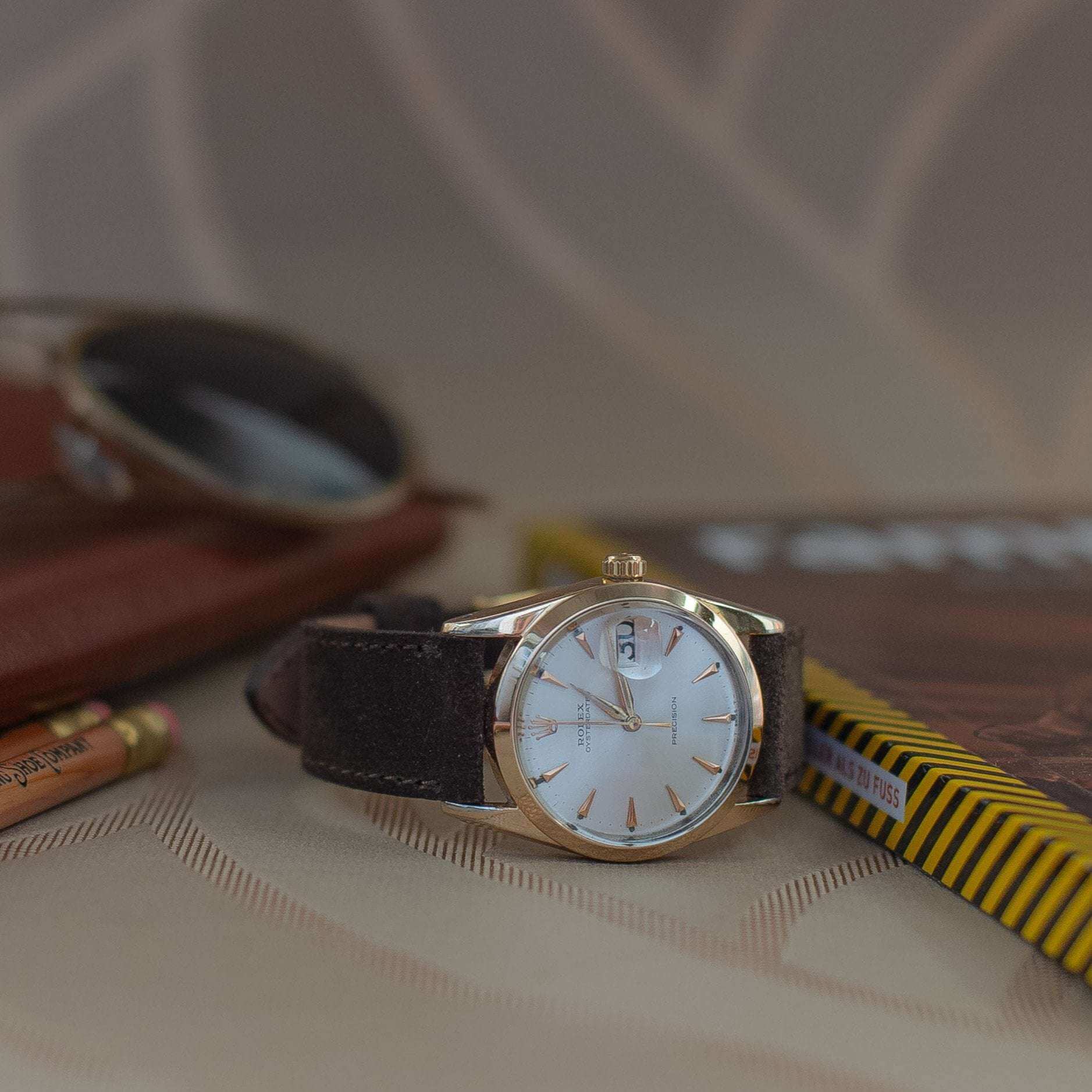 Dunkelbraunes Nizza Velourslederarmband seitlich an einer Rolex Precision, zeigt die stilvolle Kombination von hochwertigem Veloursleder und klassischer Uhr.