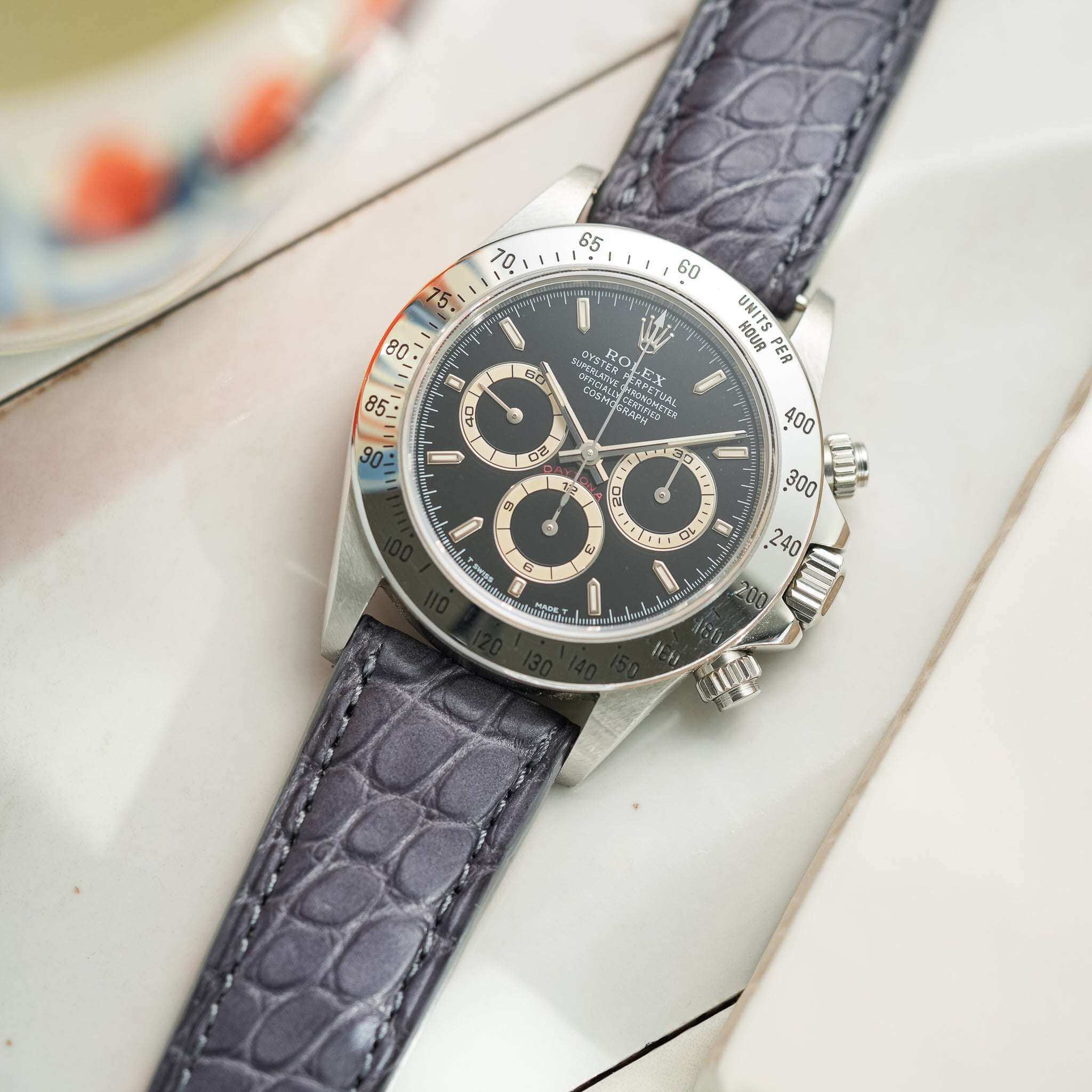 Dunkelgraues Kroko Alligator Uhrenarmband an Rolex Cosmograph – Detailaufnahme der Rolex Cosmograph Uhr mit elegantem, strapazierfähigem dunkelgrauem Kroko Alligatorarmband, ideal für anspruchsvolle Zeitmesser