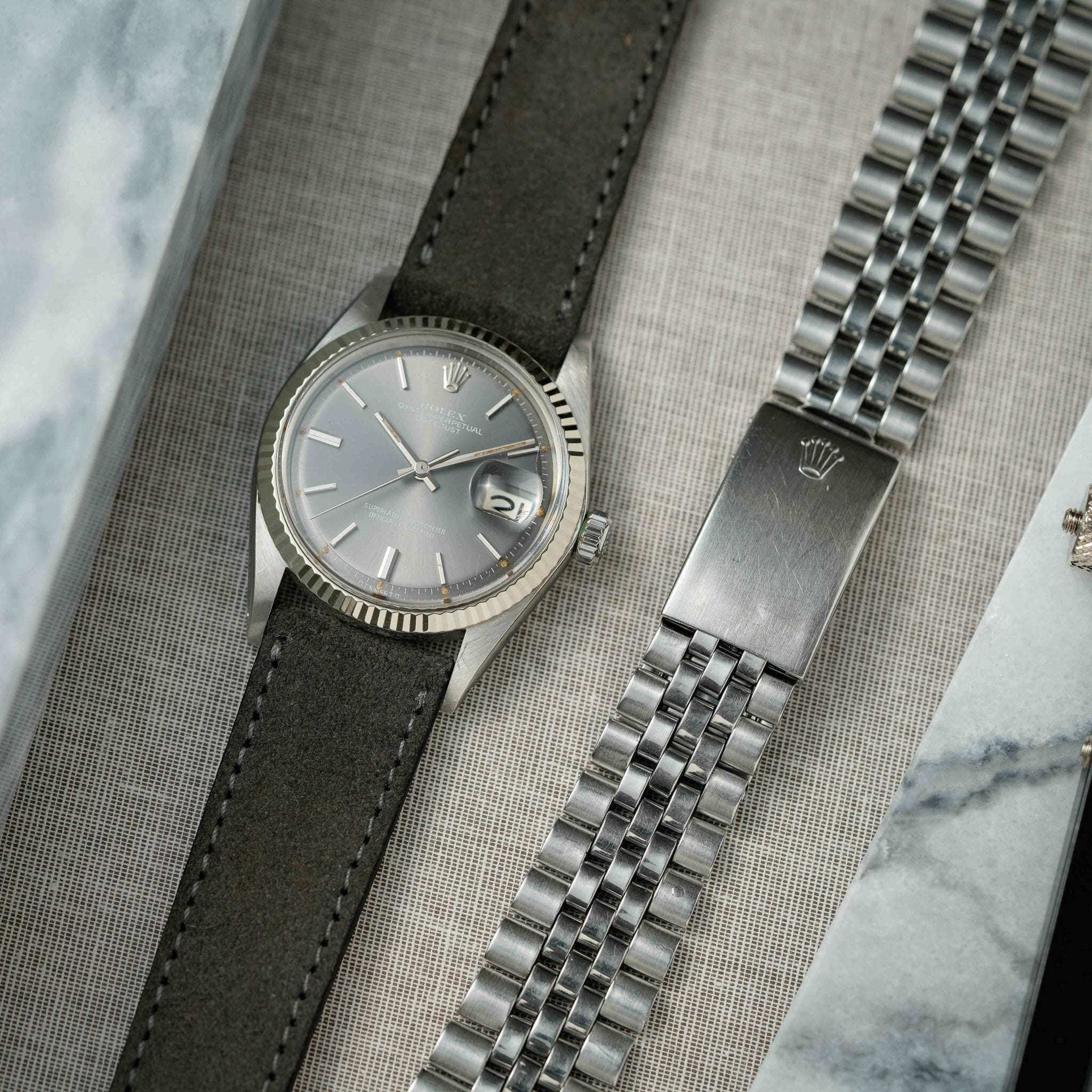 Dunkelgraues Nizza Velourslederarmband an grauer Rolex Oyster Perpetual Datejust, weiches und elegantes Uhrenarmband Made in Germany.