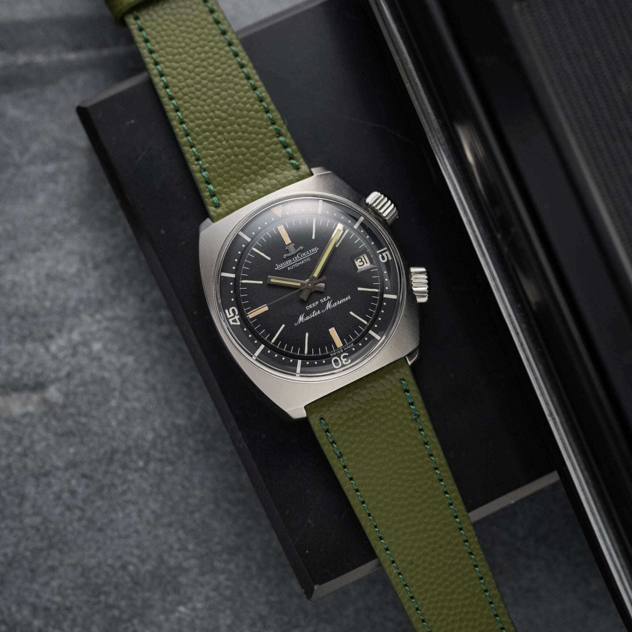 Dunkelgrünes Kaviar Uhrenarmband an Jaeger Le Coultre Deep Sea Uhr – Seitenansicht der Uhr mit hochwertigem dunkelgrünem Kaviarlederarmband, das für seinen eleganten Look und seine Strapazierfähigkeit bekannt ist