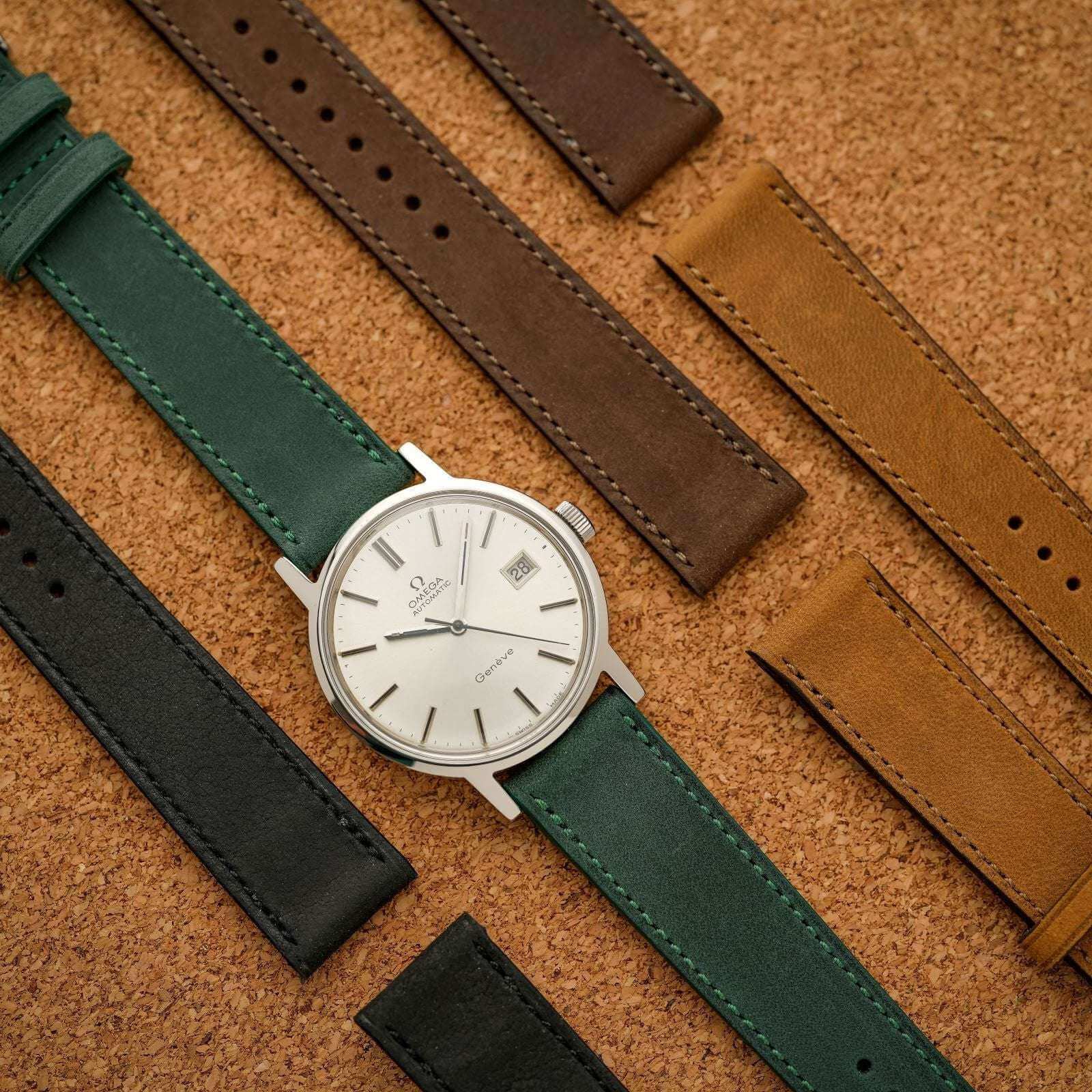 Dunkelgrünes Nubuck Leder Uhrenarmband an Omega Genève – Seitenansicht der Omega Genève Uhr mit weichem, strapazierfähigem dunkelgrünem Nubuck Lederarmband, das den Komfort und die Eleganz der Uhr unterstreicht