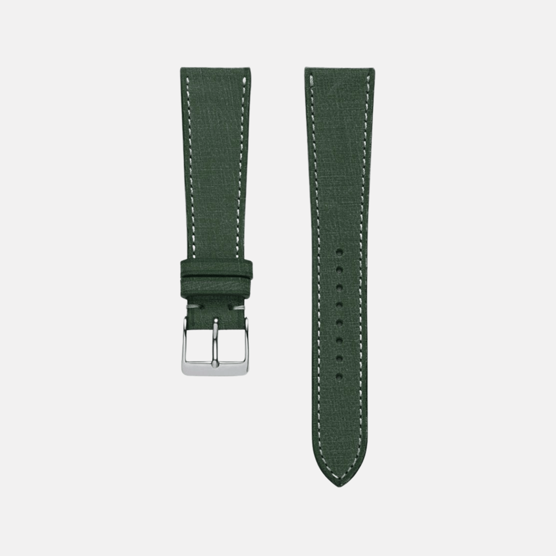 Dunkelgrünes vegetabil gegerbtes Uhrenarmband an klassischer Uhr – Detailaufnahme des eleganten, strapazierfähigen Armbands, Made in Germany, ideal für hochwertige Uhren