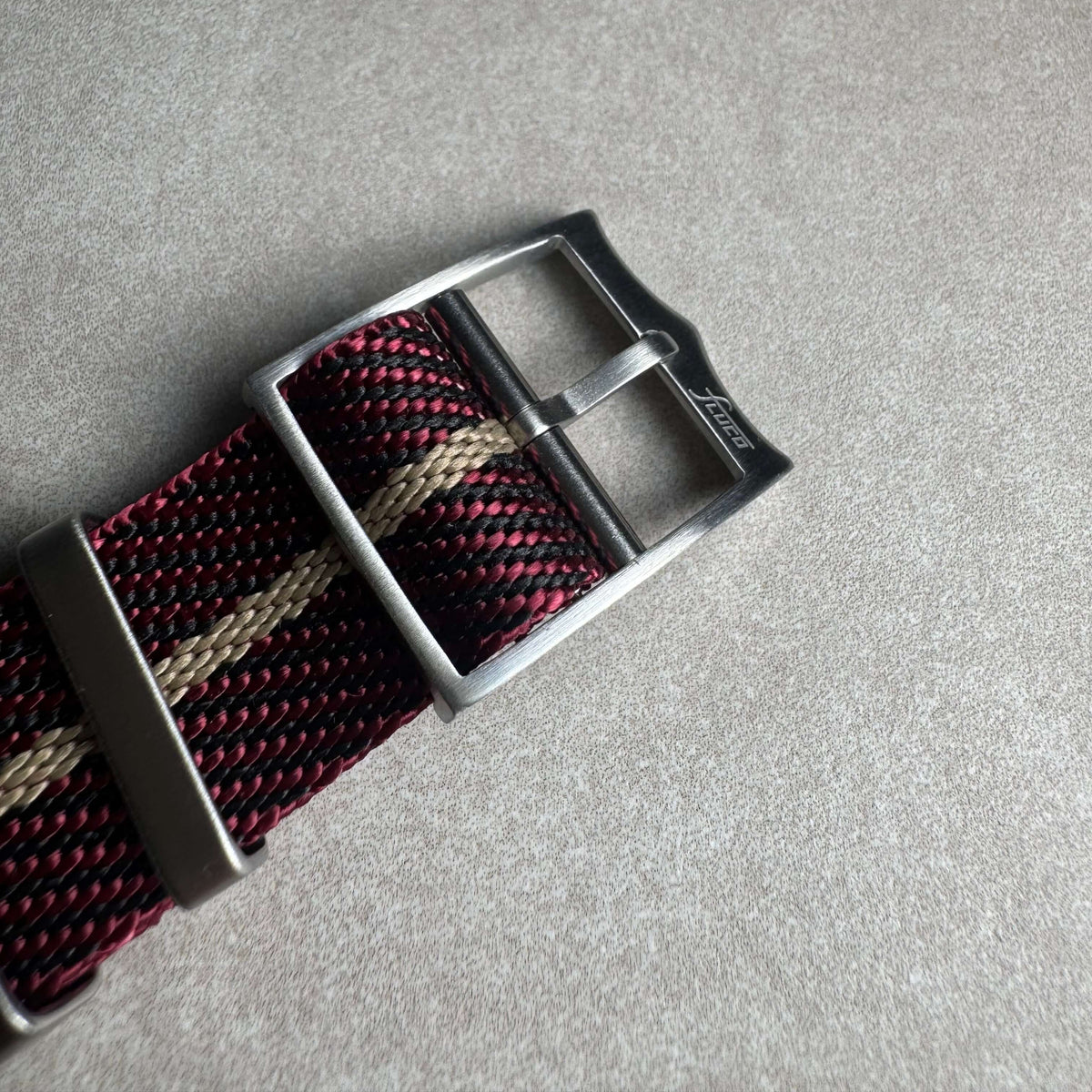 Durchzugsband Cotton – Uhrenarmband aus Nylon-Gewebe mit edler Metallschnalle in Bordeaux und Beige.