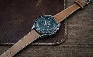 Fluco Lederarmband an einer Omega Speedmaster – Hochwertiges handgefertigtes Uhrenband aus Echtleder für Luxusuhren