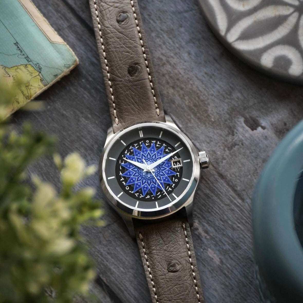 Graues Straussleder Uhrenarmband an Castle Uhr – Detailaufnahme der Uhr mit edlem grauem Strausslederarmband, luxuriös und strapazierfähig, ideal für stilvolle Zeitmesser wie die Castle Uhr