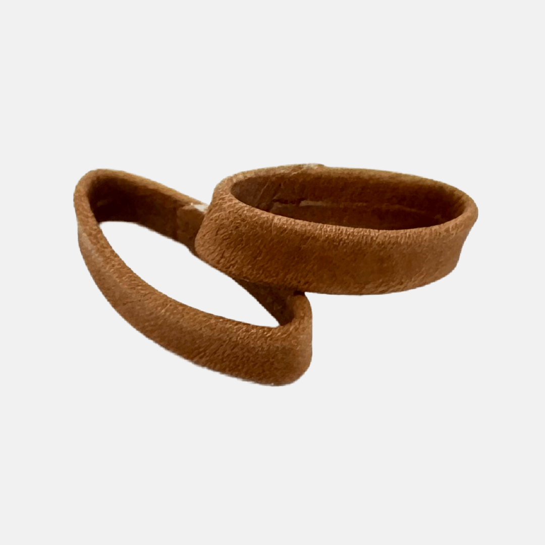 Ein Paar hellbraune Uhrenarmband Schlaufen aus allergiegeschütztem Leder, perfekt für das Abhalten und Fixieren von Uhrenarmbändern.