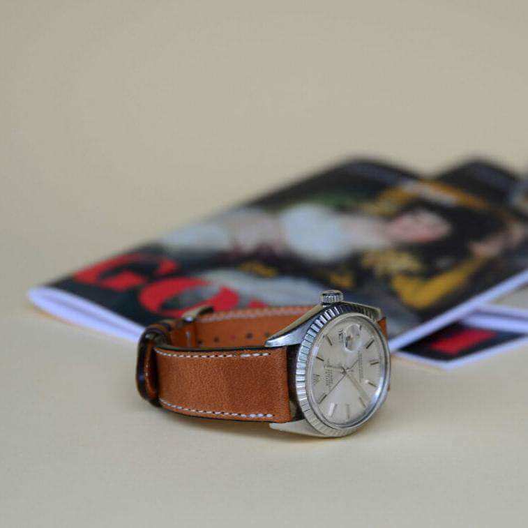 Hellbraunes Horween Dublin Leder Uhrenarmband an Rolex Uhr – Detailaufnahme der Rolex Uhr mit hochwertigem hellbraunem Horween Dublin Lederarmband, das für seine Strapazierfähigkeit und elegante Verarbeitung bekannt ist