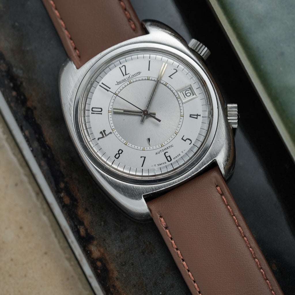 Elegantes Uhrenarmband extra lang in braun, befestigt an einer klassischen Automatik-Uhr.