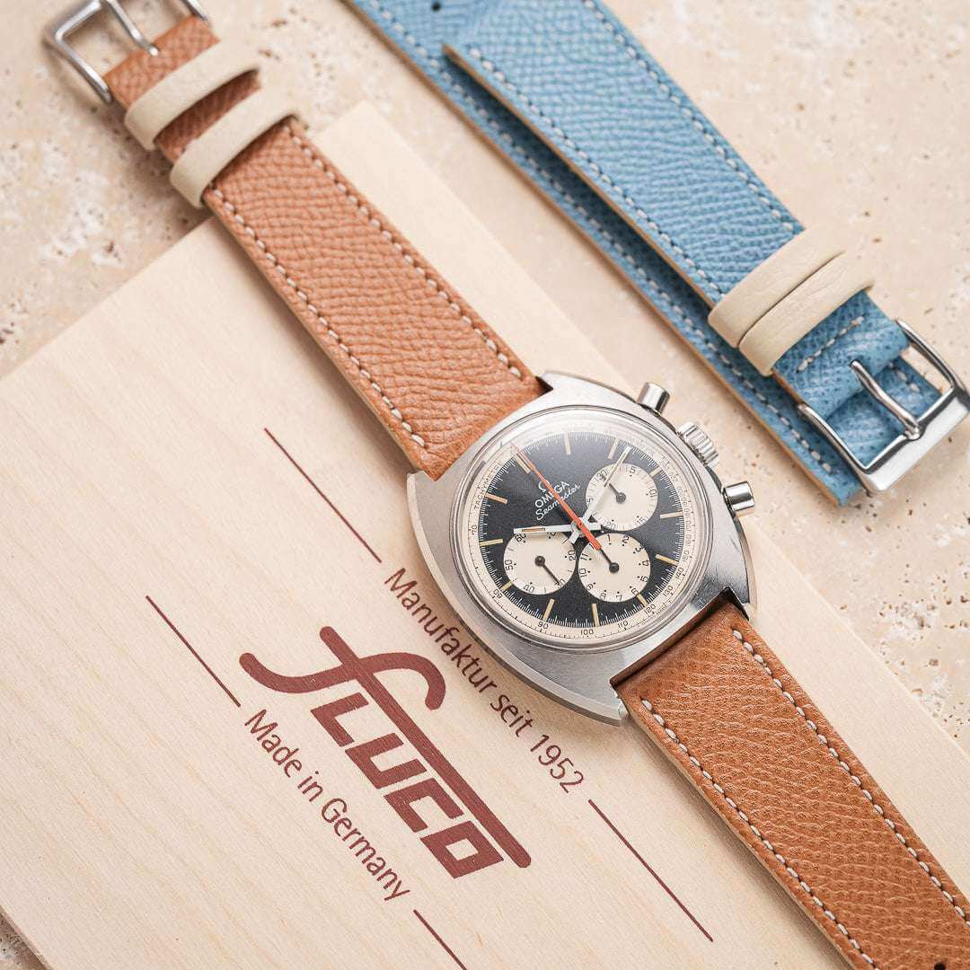 Hellbraunes Uhrenarmband aus hochwertigem Leder an Omega Seamaster Chronograph – Detailaufnahme des Armbands an der klassischen Uhr, elegantes Design, strapazierfähig und Made in Germany