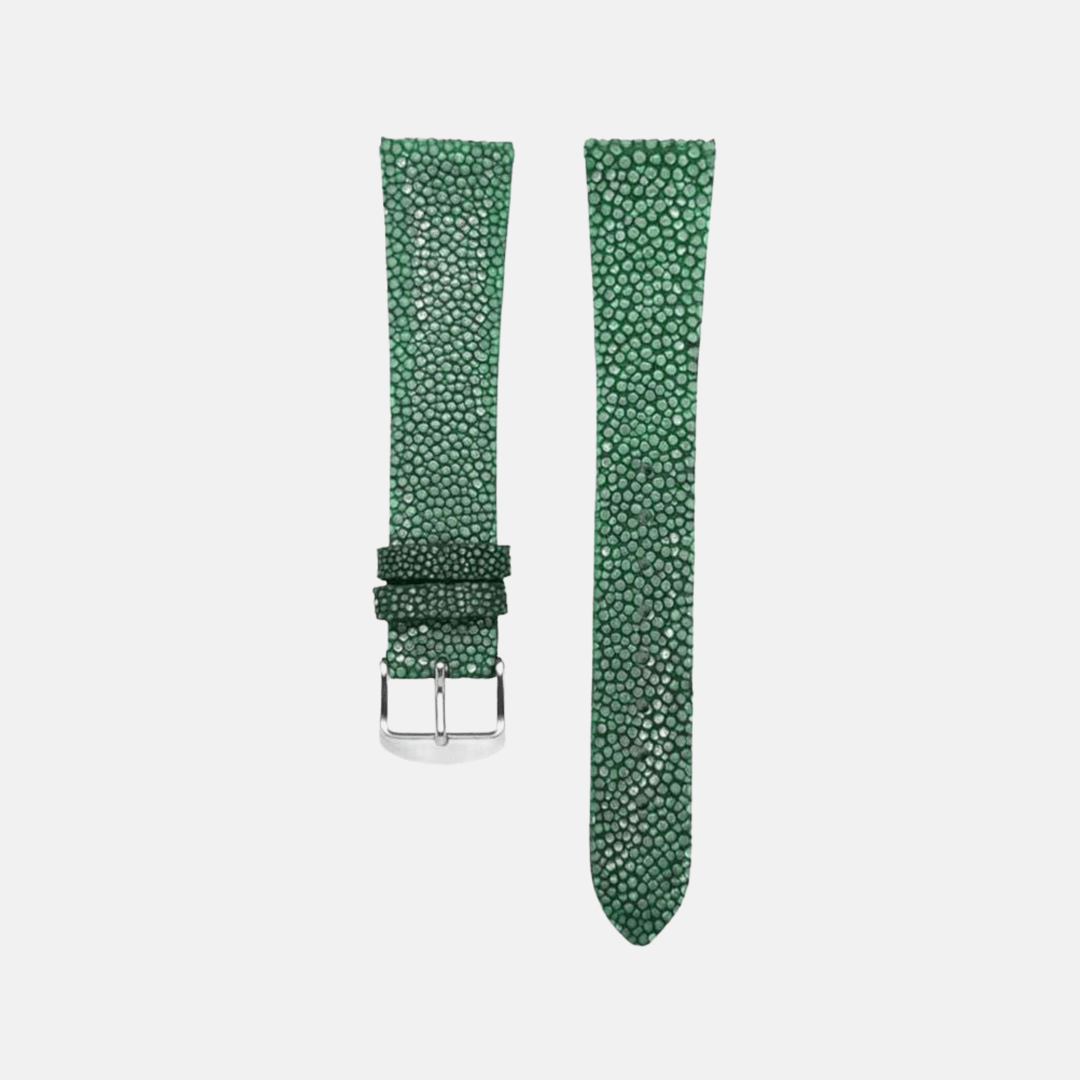 Hellgrünes Uhrenarmband aus echtem Perlrochenleder, Freisteller, exotisches Design mit einzigartiger Struktur.