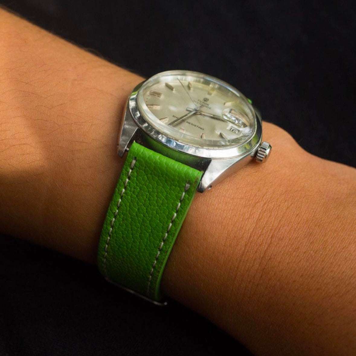 Hellgrünes Ziegenleder Uhrenarmband an Tudor Vintage Uhr – Detailaufnahme der Uhr mit elegantem hellgrünem Ziegenlederarmband, ideal für sportliche und luxuriöse Zeitmesser wie die Tudor Vintage Uhr