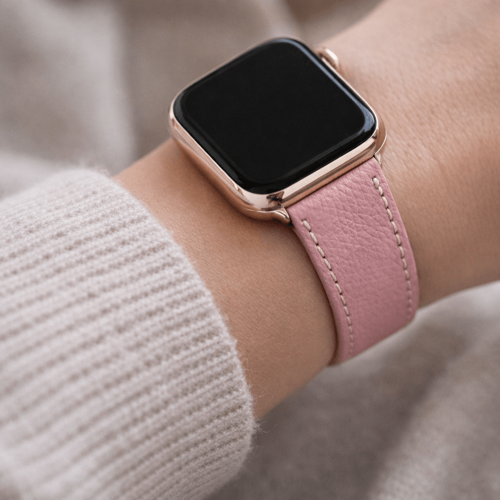 Rosa kurzes Apple Watch Armband- Biarritz an einem Handgelenk, mit weichem Leder und elegantem Design.