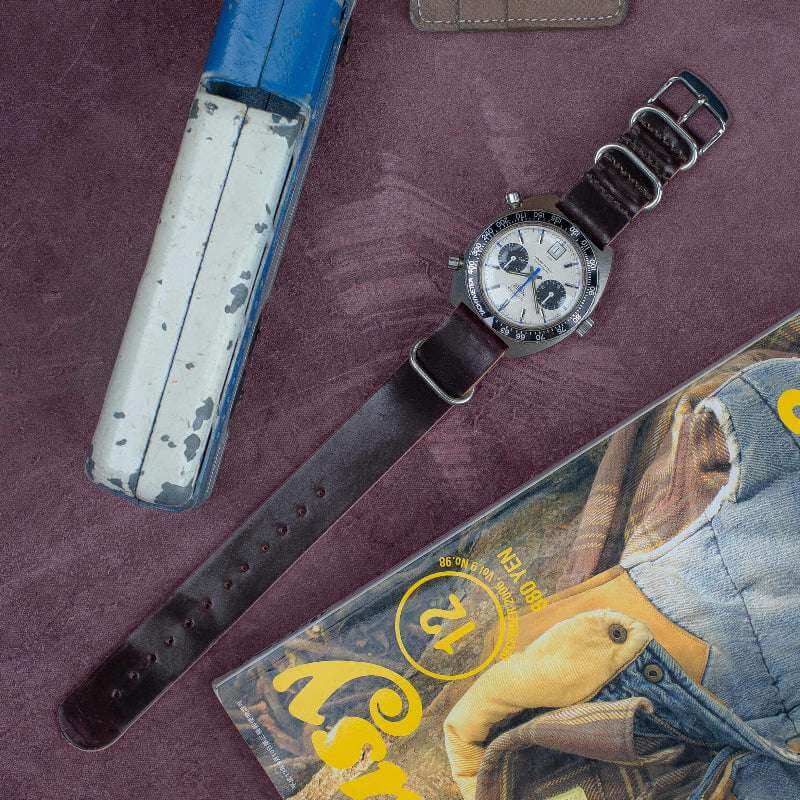 Horween Shell Cordovan NATO Uhrenarmband an Heuer Autavia Uhr – Seitenansicht der Uhr mit strapazierfähigem Shell Cordovan NATO Uhrenarmband, Made in Germany, für sportliche und luxuriöse Uhren