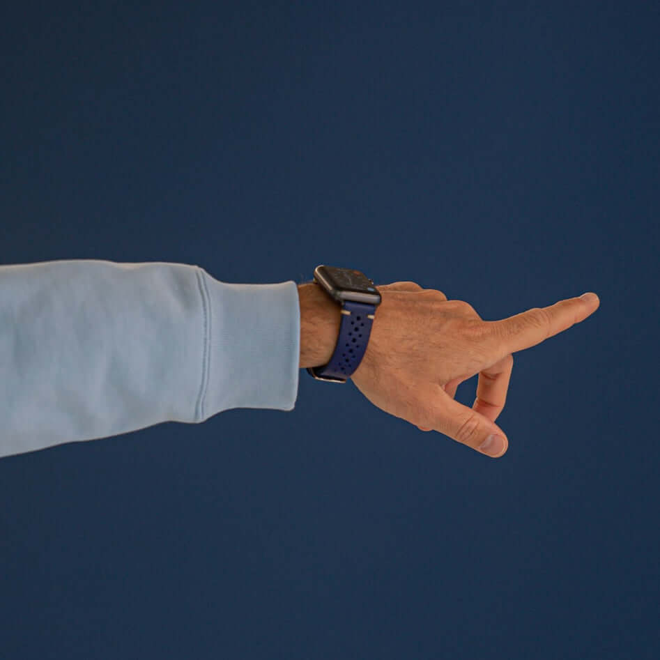 Rallye Lederband für Apple Watch – Blau, sportliches und handgefertigtes Design aus Italienischem Leder am Handgelenk einer Person.