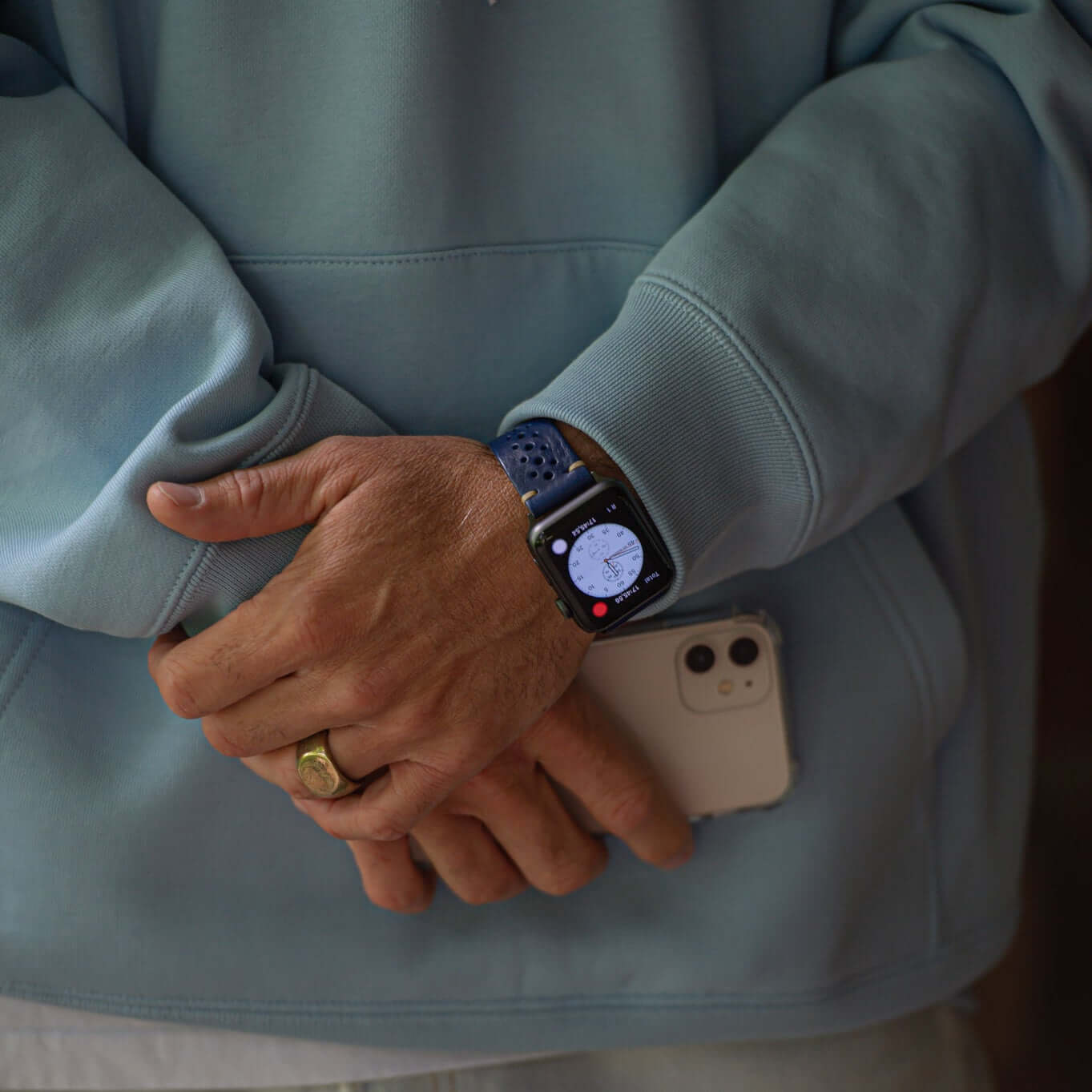 Rallye Lederband für Apple Watch – Blau an getragenem Handgelenk, zeigt sportliches Design und italienisches Leder aus der Toskana.