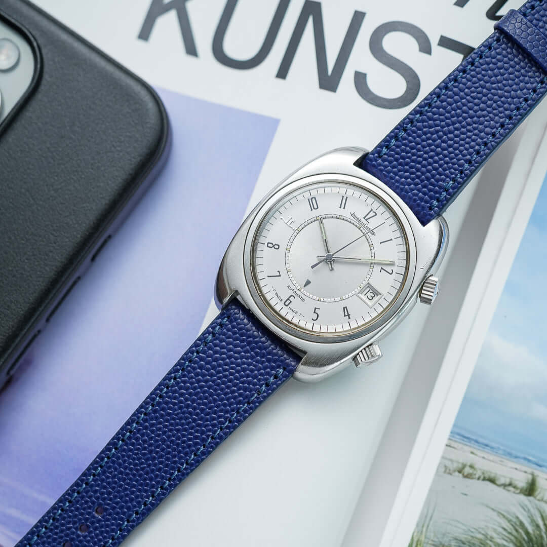 Dunkelblaues Kaviar Uhrenarmband an Jaeger Le Coultre Memovo Uhr – Detailaufnahme der Jaeger Le Coultre Memovox Uhr mit edlem, dunkelblauem Kaviarlederarmband, perfekt für luxuriöse und sportliche Zeitmesser