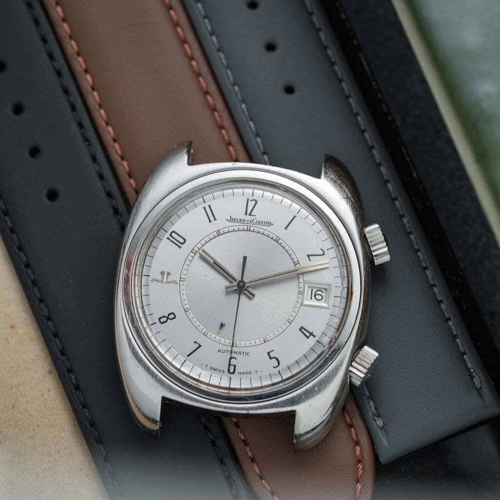 Uhrenarmband extra lang in braun neben anderen Uhrenarmbändern in verschiedenen Farben.