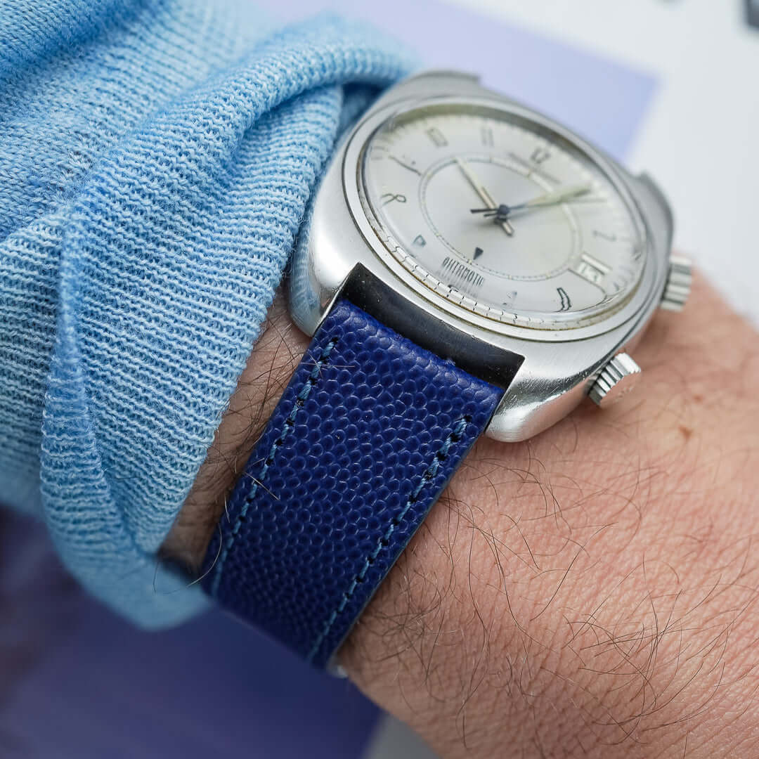 Dunkelblaues Kaviar Uhrenarmband an Jaeger Le Coultre Memovo Uhr – Detailaufnahme der Jaeger Le Coultre Memovox Uhr mit edlem, dunkelblauem Kaviarlederarmband, perfekt für luxuriöse und sportliche Zeitmesser