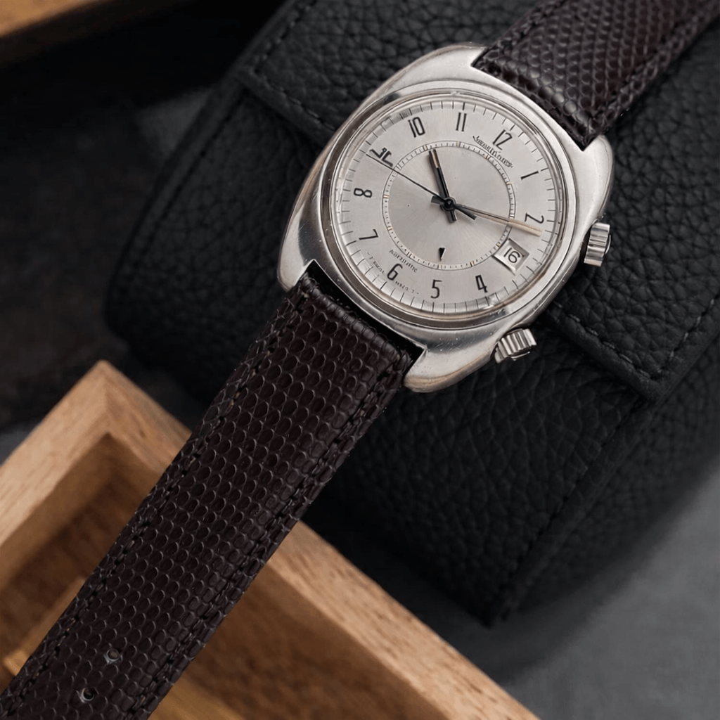 Cayenne – Uhrenarmband aus Eidechsenleder auf einer stilvollen Uhr, die Eleganz und Luxus verkörpert.