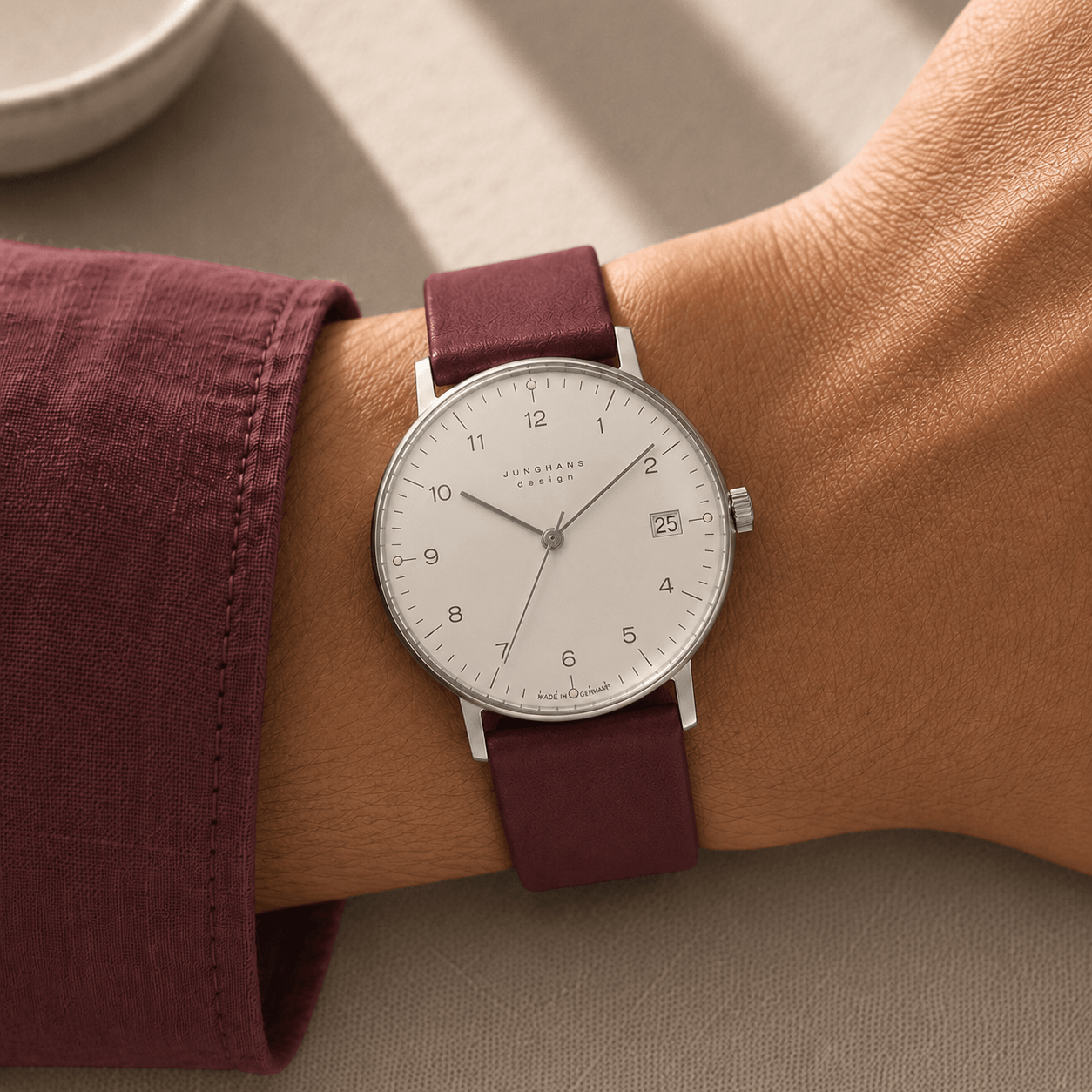 junis-kalbleder-uhrenarmband-in-17mm-an-der-hand-mit-junghans-max-bill-uhr-mit-rotem-armband