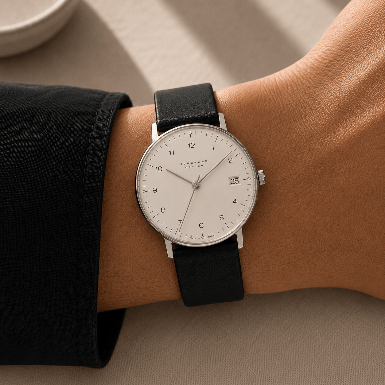 junis-kalbleder-uhrenarmband-in-17mm-an-junghans-max-bill-uhr-mit-silbernem-zifferblatt-und-schwarzem-armband