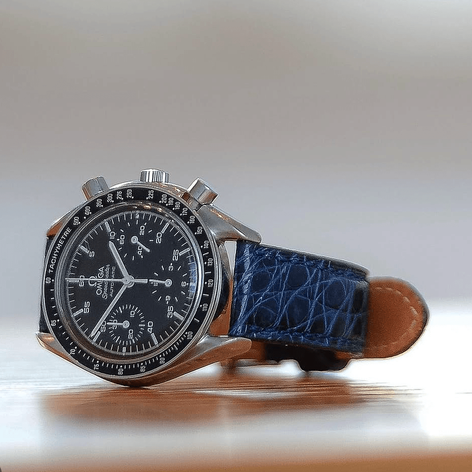 Shiny – Uhrenarmband aus glänzendem Kaimanleder an einem eleganten Zeitmesser.