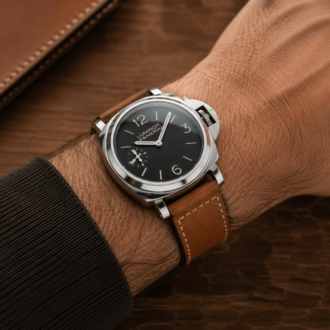 Snow Calf – Vintage Lederarmband passend für Panerai an einem Handgelenk mit Panerai Uhr.