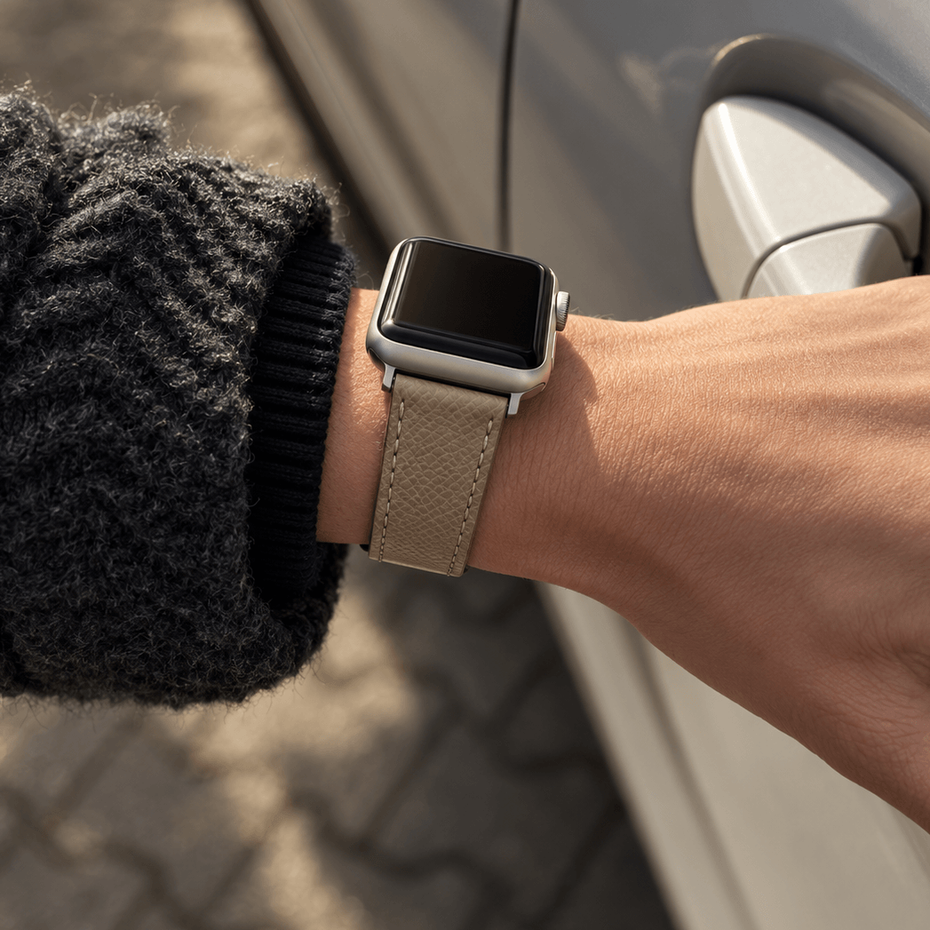 Luxuriöses Apple Watch Lederarmband Damen Cupertino Taupe an einem Handgelenk in taupefarbenem Leder.