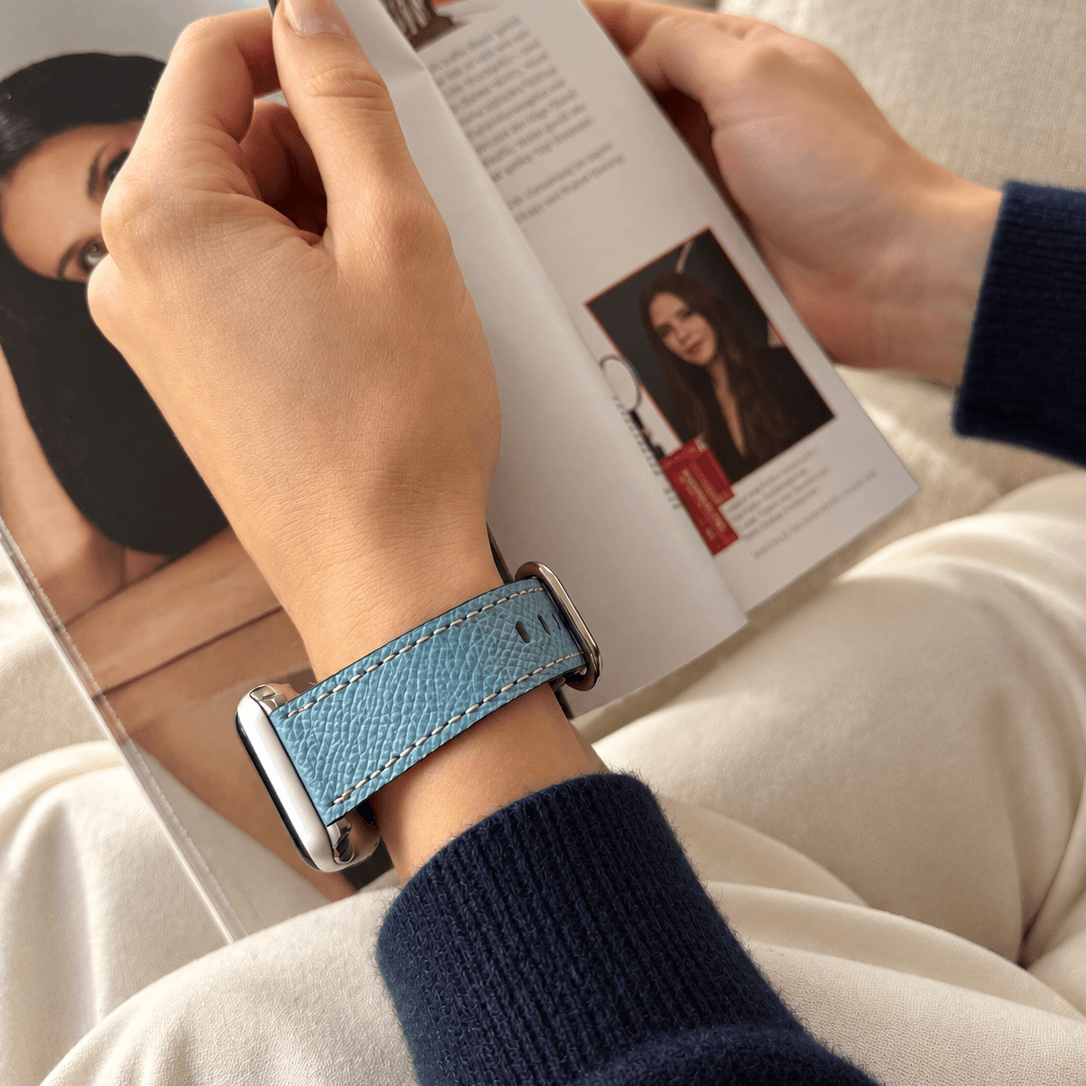 Luxuriöses Apple Watch Lederarmband Damen Cupertino Hellblau am Handgelenk, hochwertig und stilvoll.