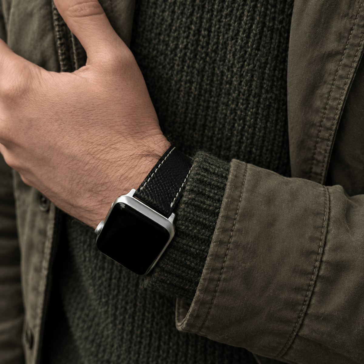 Luxuriöses Apple Watch Lederarmband Damen Cupertino Schwarz am Handgelenk, hochwertig und stilvoll, made in Germany.
