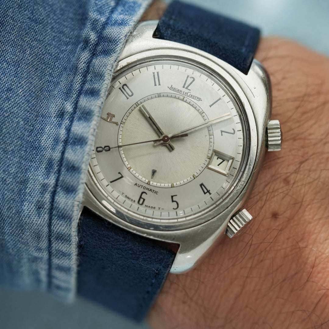 Marineblaues Alcantara Uhrenarmband an Jaeger-LeCoultre Uhr – Seitenansicht der Uhr mit strapazierfähigem Mikrofaser-Armband, perfektes veganes Design für luxuriöse und sportliche Uhren, Made in Germany