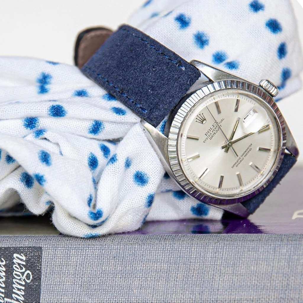 Marineblaues Nizza Velourslederarmband an einer Rolex Datejust, das die elegante Farbkombination und die edle Verarbeitung des Armbands sowie die klassische Uhr betont.