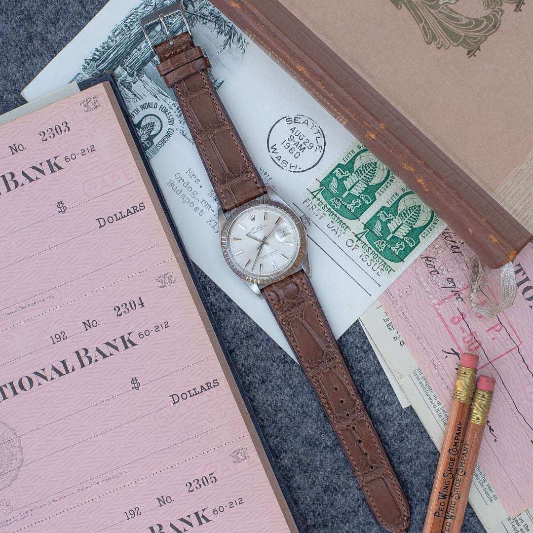 Mittelbraunes Fluco Alligatorleder Uhrenarmband an Rolex Uhr – Seitenansicht der Uhr mit strapazierfähigem, mittelbraunem Alligatorlederarmband, Made in Germany, perfekt für sportliche und elegante Zeitmesser